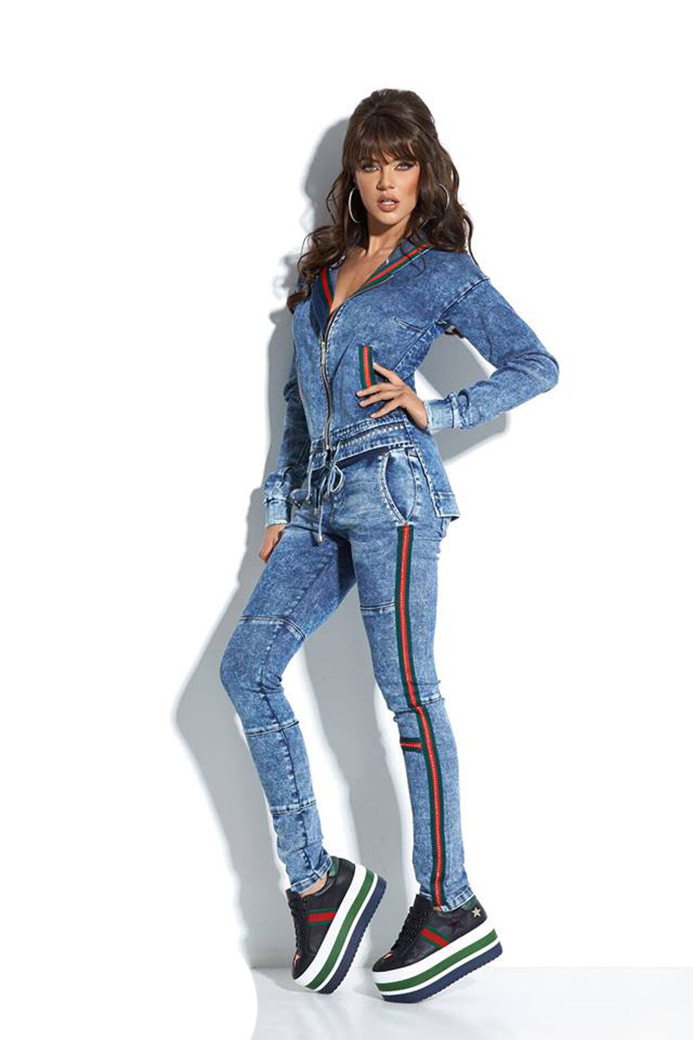 Damen-Jeans-Set von Mexton: Jeansjacke und Röhrenjeans im Freizeitstil, XS, mit typischen Denim-Details, auf einem Model getragen.