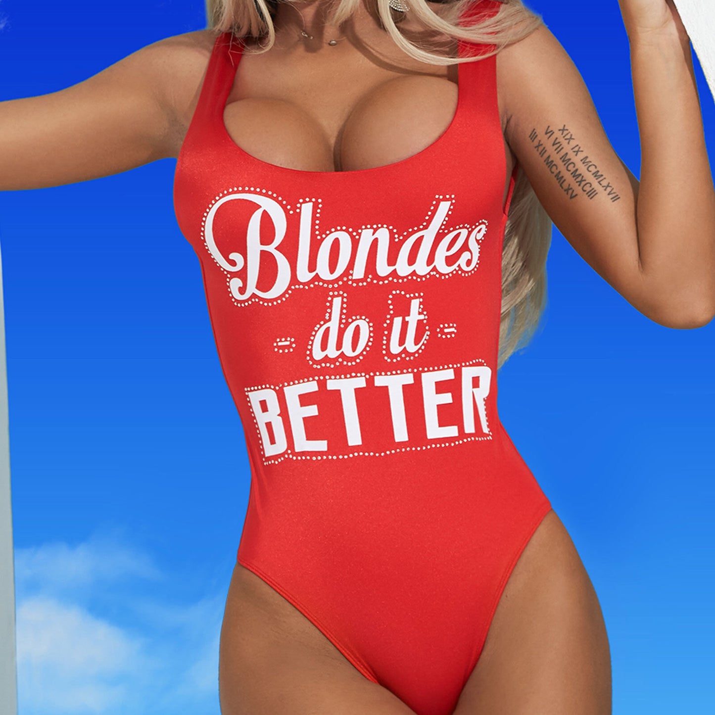 Mexton Damen Badeanzug mit Body-Print in Rot, schmal geschnitten, für Blondes, in XS-M, zeigt den stilvollen, figurbetonten Swimsuit