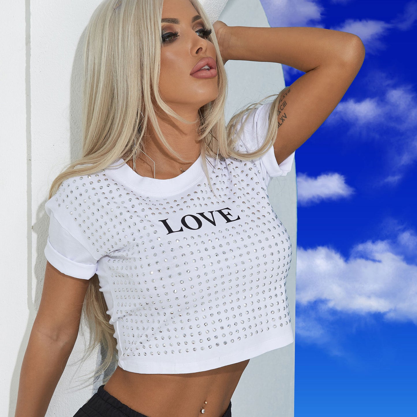 Schwarzes Damen T-Shirt von Mexton mit Kurzarm, Rundhals, Bauchfrei-Design, Nieten und Love-Print in XS-M Größe