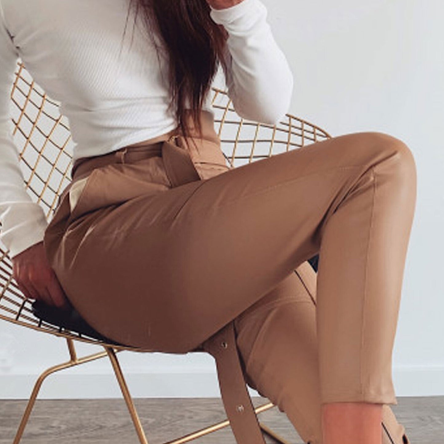 Beige High-Waist Röhrenhose für Damen im Lederlook, Paperbag-Stil, von clothes-stores, perfektes Business-Outfit in Größe S M