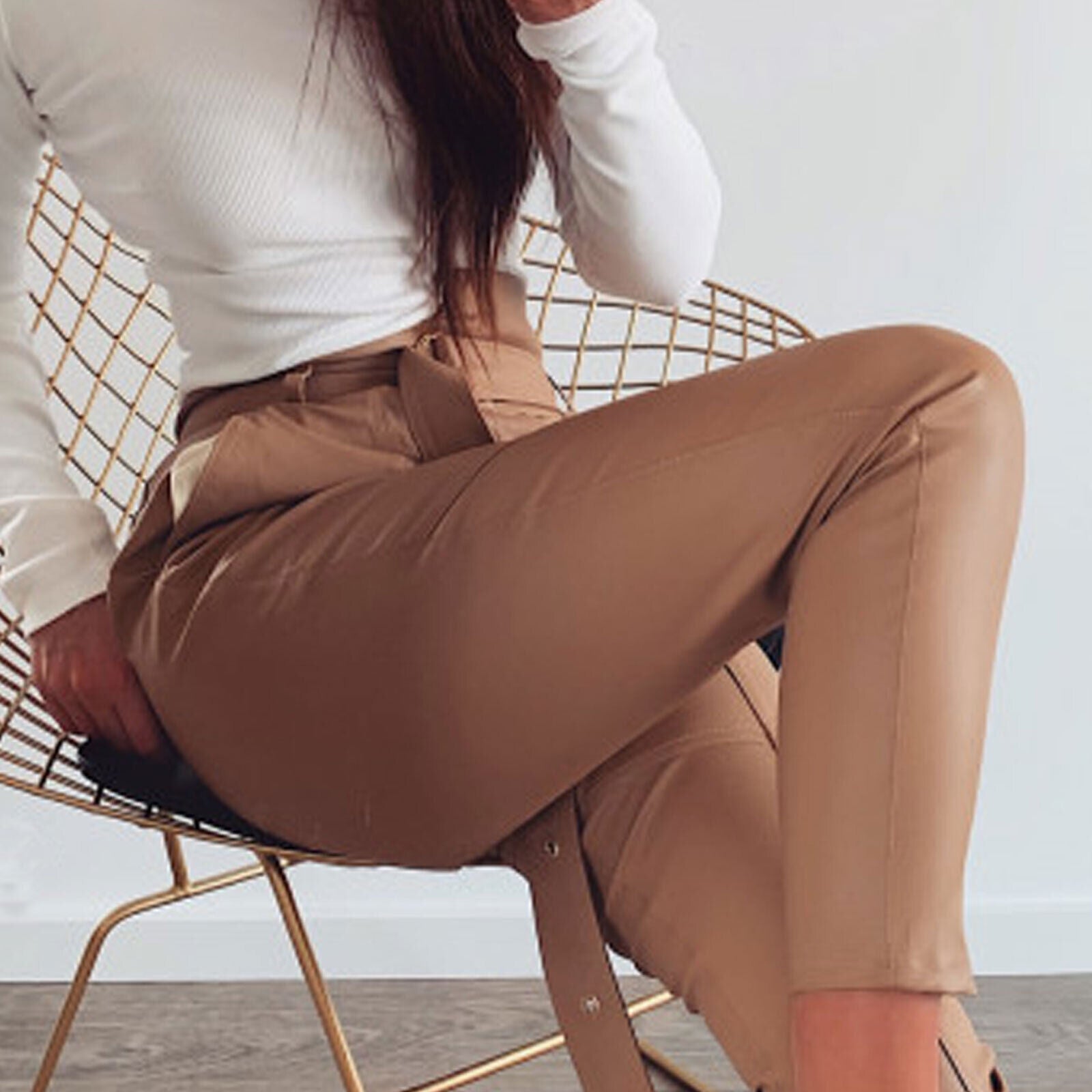 Beige High-Waist Röhrenhose für Damen im Lederlook, Paperbag-Stil, von clothes-stores, perfektes Business-Outfit in Größe S M