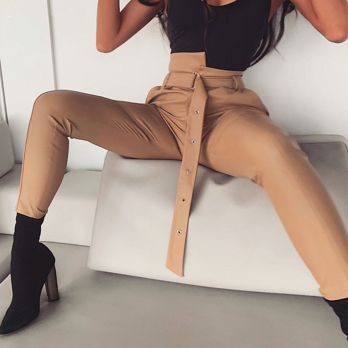 Beige hohe Taille Lederlook Röhrenhose für Damen, Business Style, aus der LA Damen Hose Serie, in Größe S.