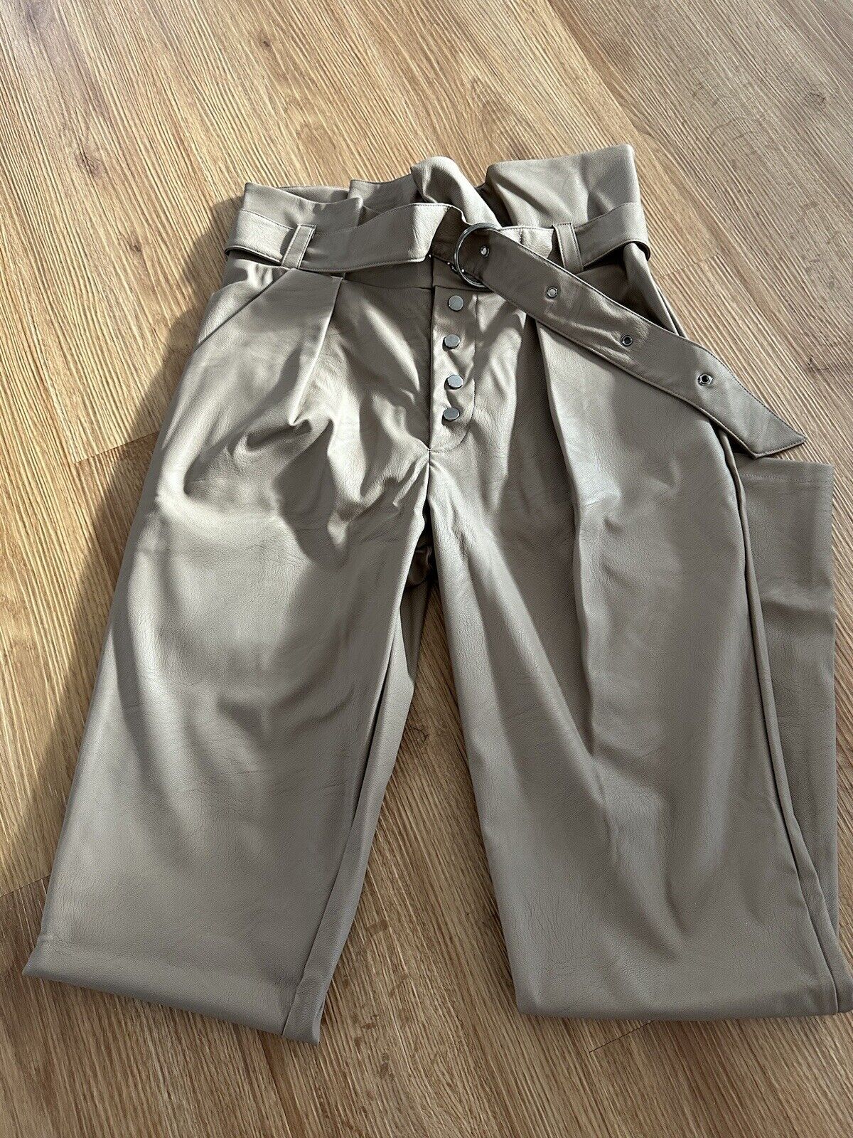Damen Hose von Clothes-Stores, High-Waist, Röhre, Lederlook, in Beige, Business-Stil, Größe S.