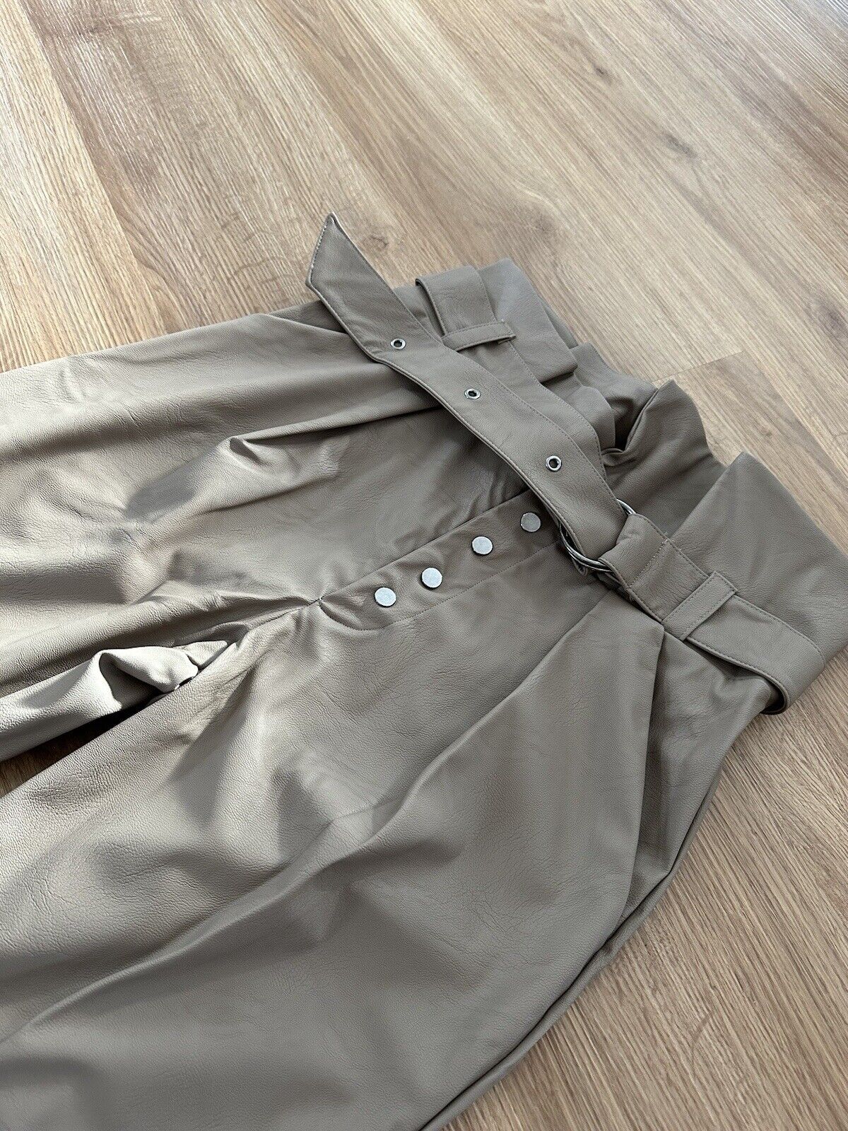 Beige Damen Hose von Clothes Stores, High-Waist, Röhrenstil, Lederlook, Paperbag, für Business, in Größe S.