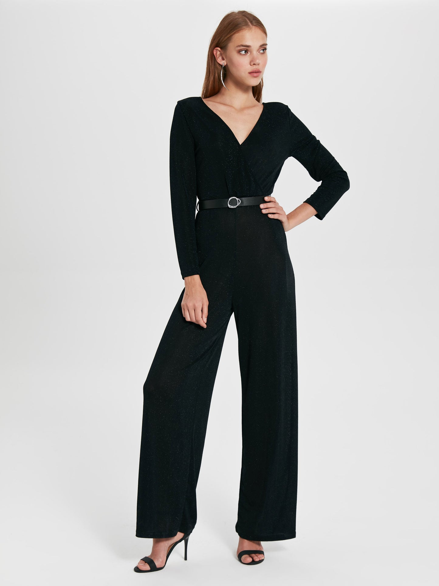 Eleganter Damen Overall mit hohem Bund, glitzerndem Stoff und transparenten Details, perfekt für besondere Anlässe.