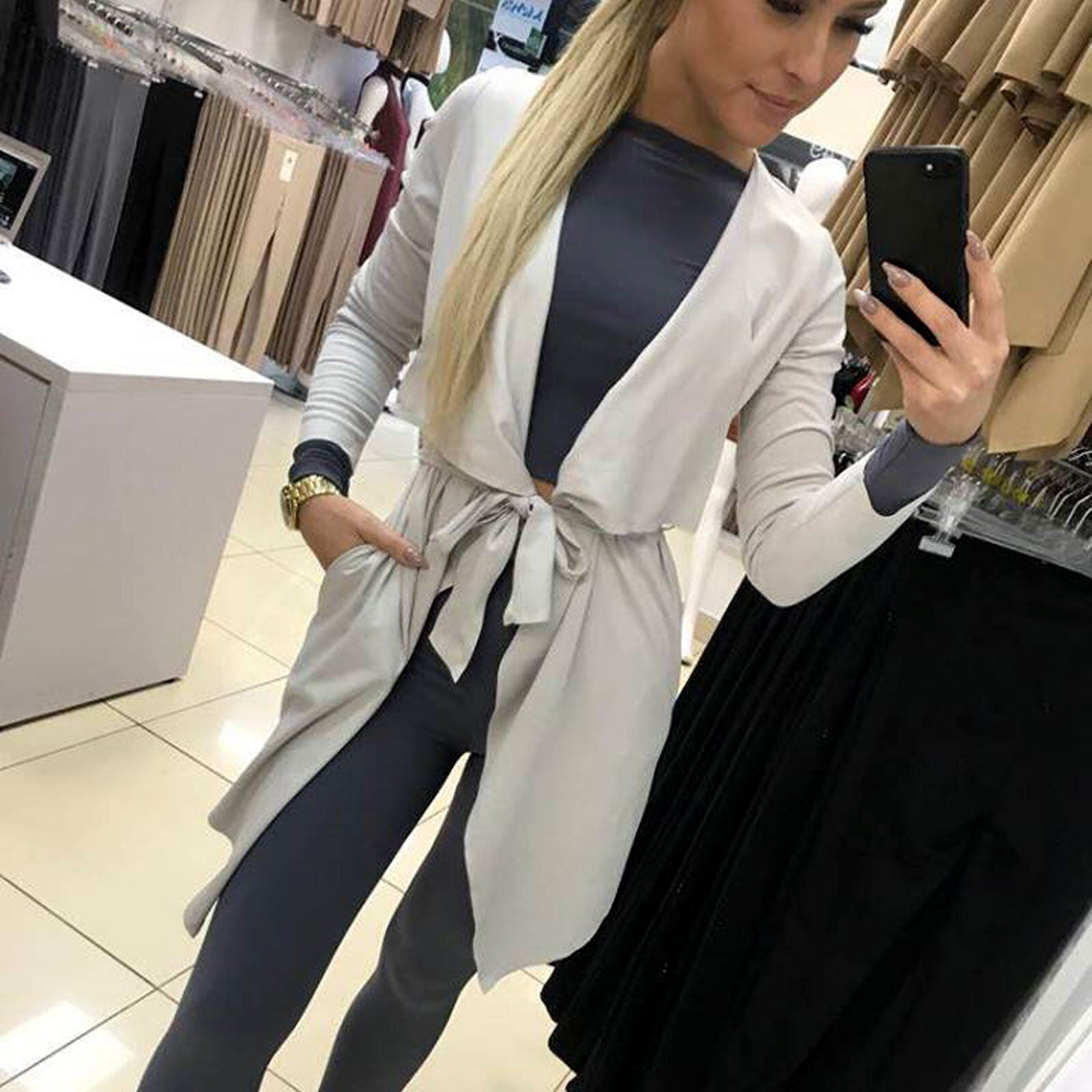 Damen Cardigan Zipfeljacke mit Wasserfall-Ausschnitt aus Strick, Wildleder-Longjacke, von clothes-stores, in neutralen Farben.