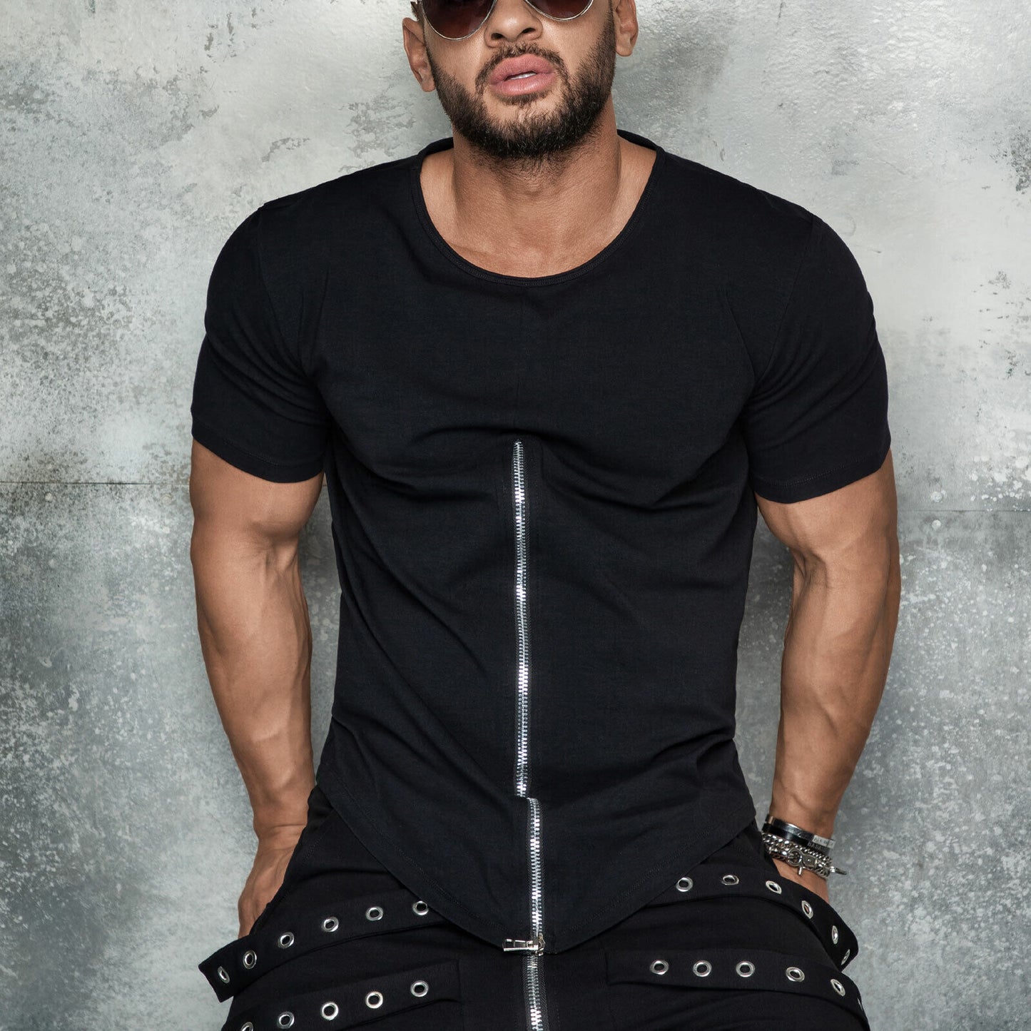 Langes, oversized Herren T-Shirt von Mexton Men mit Reißverschluss in Schwarz, bequemes Longshirt für Männer, Größen S bis XL