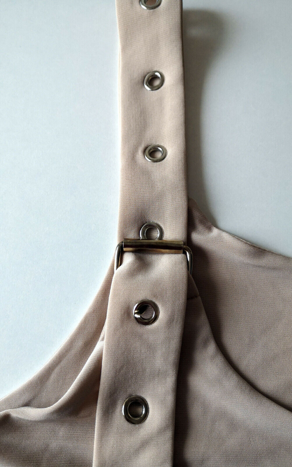 Schwarzer Damen-Body von LA mit Leo-Muster, Trägertop mit Schnallen, eng anliegend, für XS bis M.