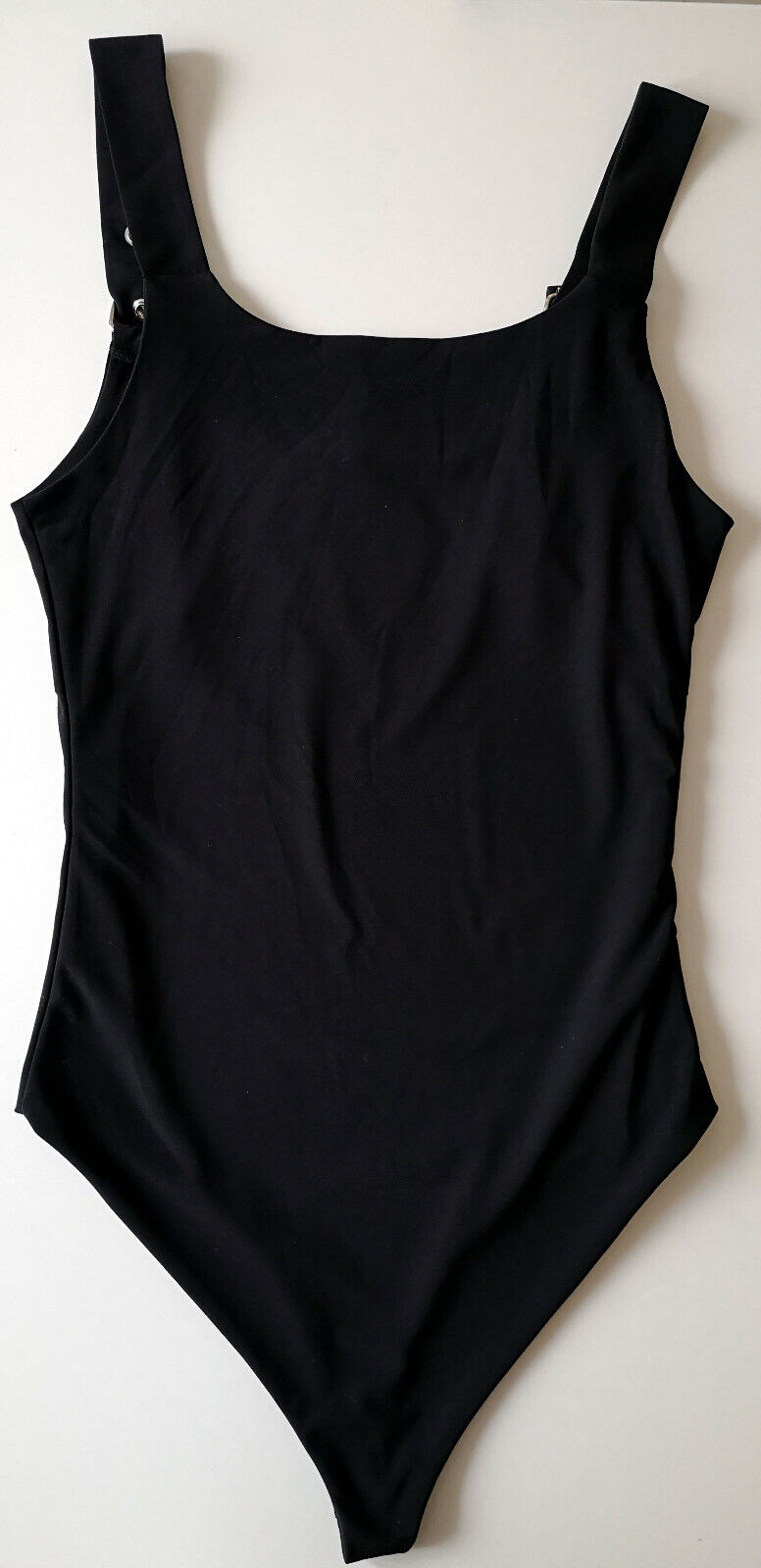 Sexy Damen Body mit Leo-Muster, Trägertop und Schnallen-Details, in XS bis M, perfekt für stilvolle Outfits.
