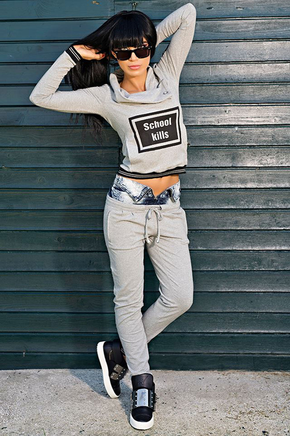 Damen 2-Teiler Jeans Jogginganzug von Foggi, grau und schwarz, Pullover und Jogginghose, Freizeitmode, Größe S.