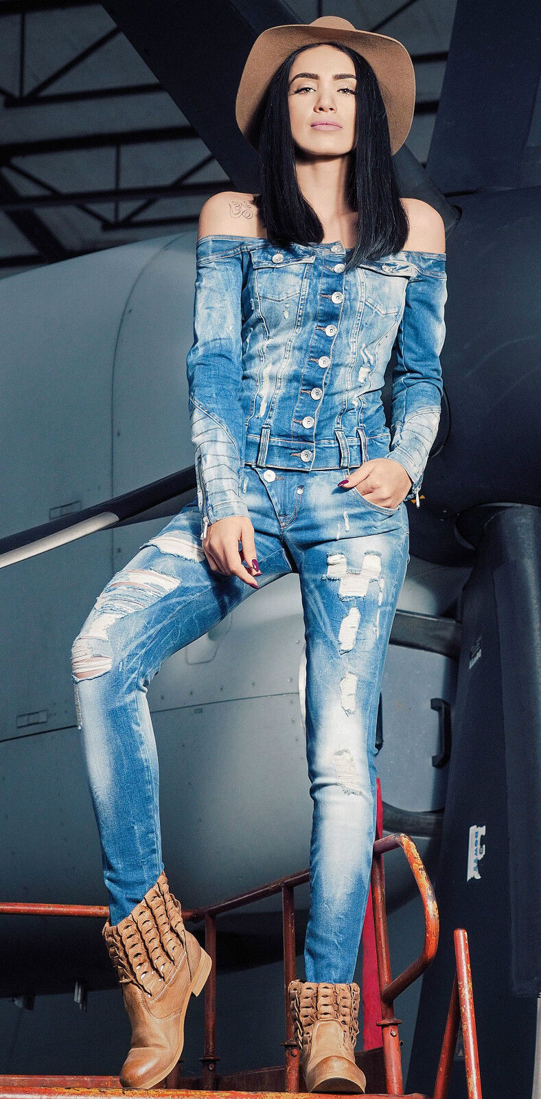 Foggi Damen Jeans 2-Teiler: Schulterfreie Jeansjacke und Skinny-Hüftjeans in Blau, Größe S-M, stylish und modern.