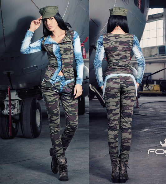 Damen 2-Teiler Jeans T-Shirt und Jacke im Camouflage-Design, mit Röhrenhose in S, von Foggi, casual und stylisch.