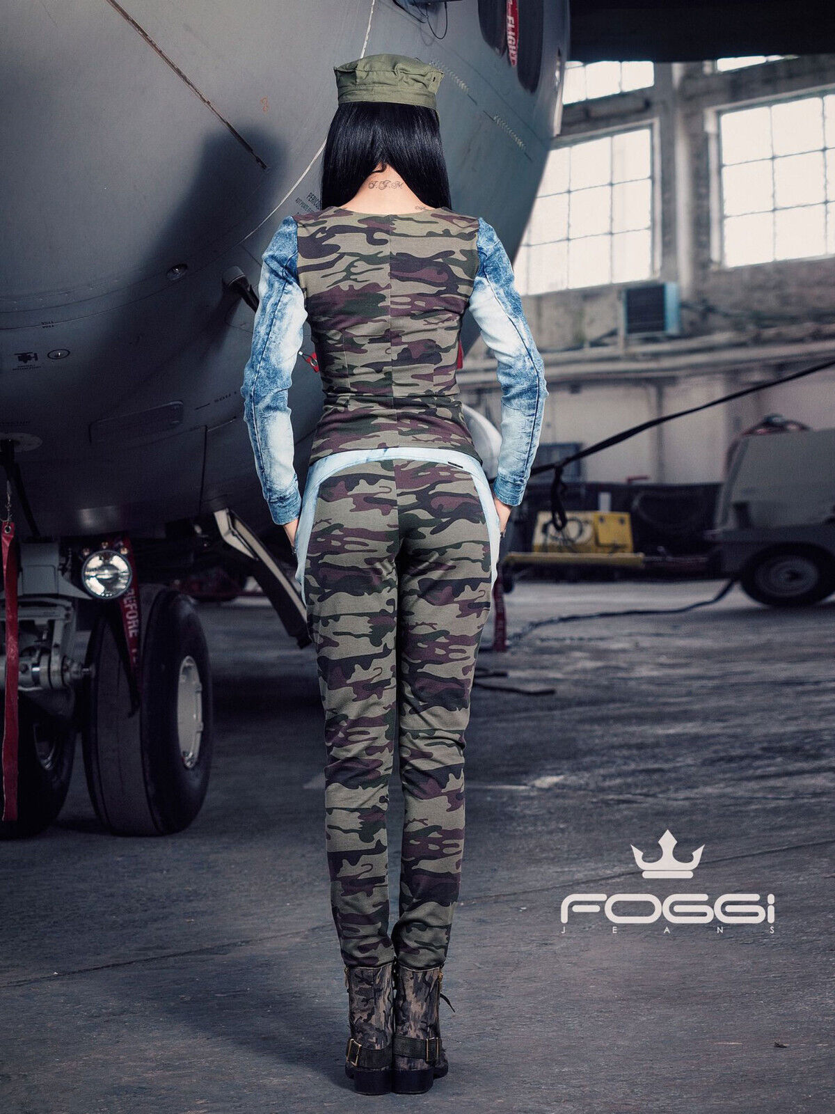 Damen 2-teiliger Jeans- und Camouflage-Set von Foggi, T-Shirt, Jacke und Röhrenhose in Größe S, stilvoll und casual.