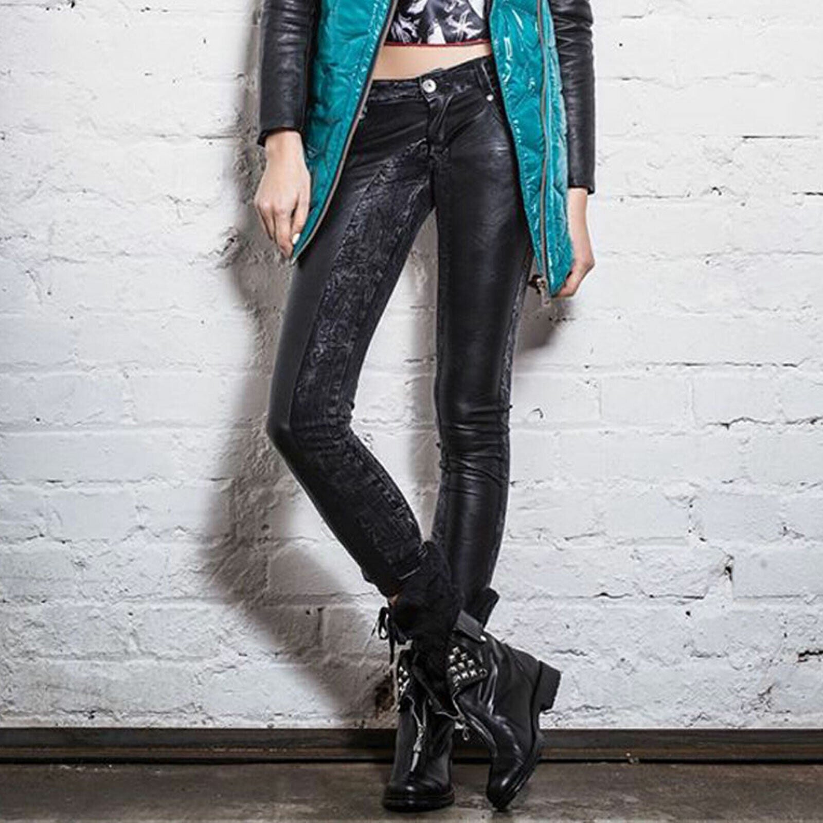 Damen Jeans von Foggi, enge Röhrenjeans im Lederlook, Hüftjeans, Lederhose, in XS Größe 34, auf Modell präsentiert