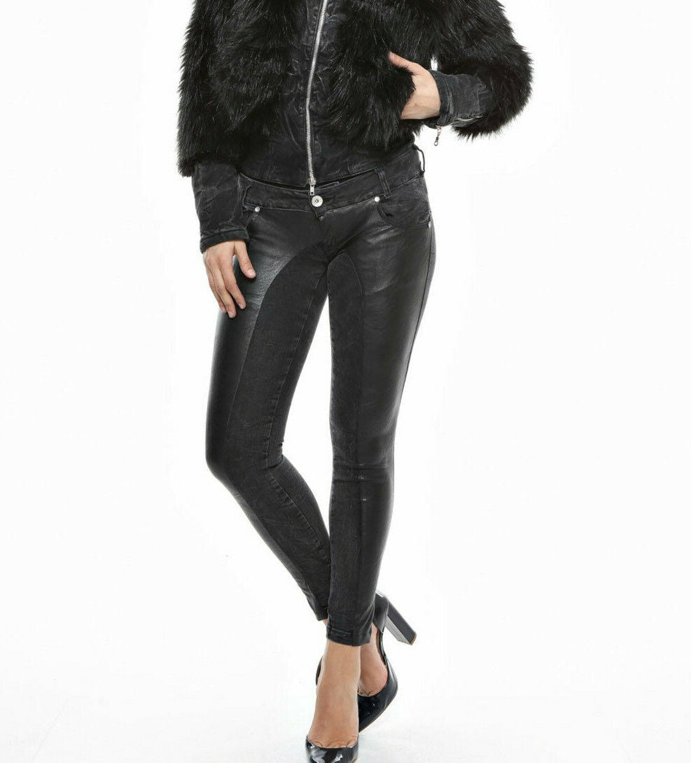 Damen Röhrenjeans von Foggi, Lederlook, enge Passform, Hüftjeans, Lederjeans, XS 34, modisches Denim in dunkler Optik