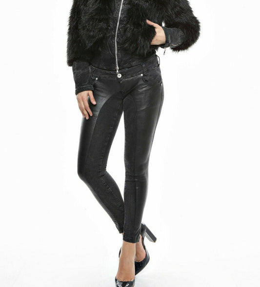 Damen Röhrenjeans von Foggi, Lederlook, enge Passform, Hüftjeans, Lederjeans, XS 34, modisches Denim in dunkler Optik