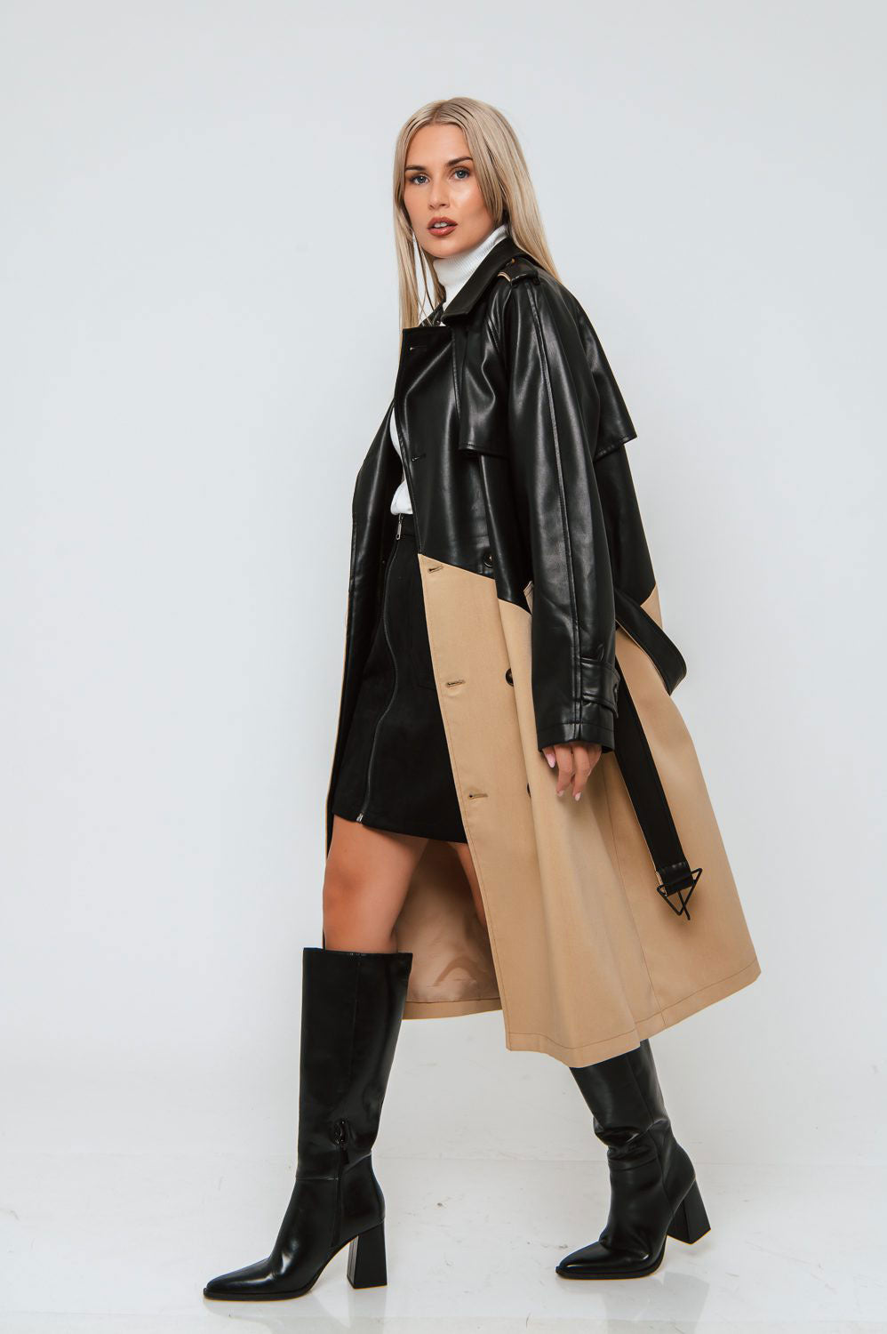 Beige Trenchcoat-Jacke von Free mit Kunstlederbesatz, 2-Faces-Look, stilvoll und vielseitig, auf dem Model getragen.