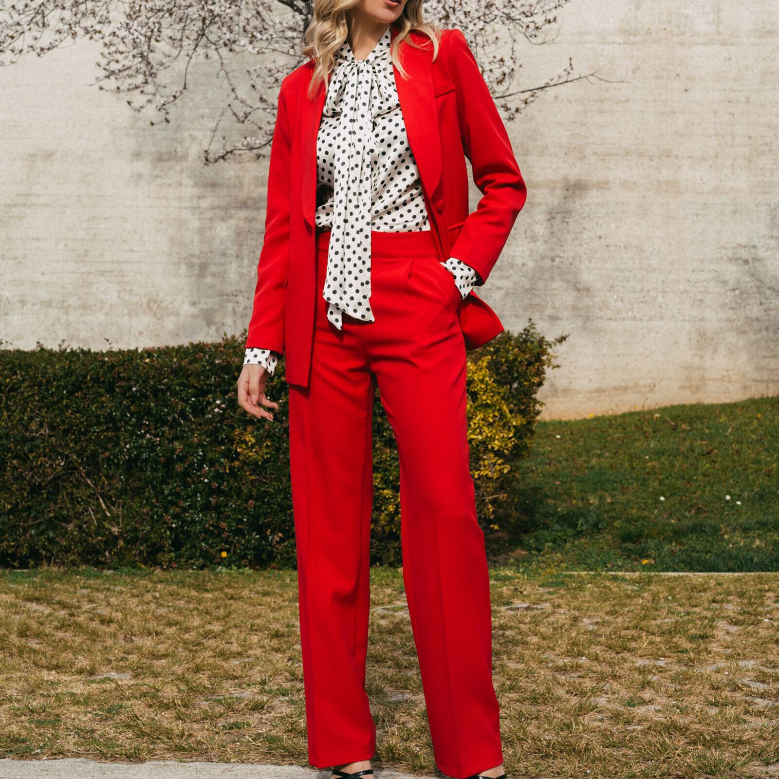 Damen 2-teiliger Freestyle Blazer und weite Stoffhose in Rot, mit langem Schnitt und lockerem Sitz, M-Größe.