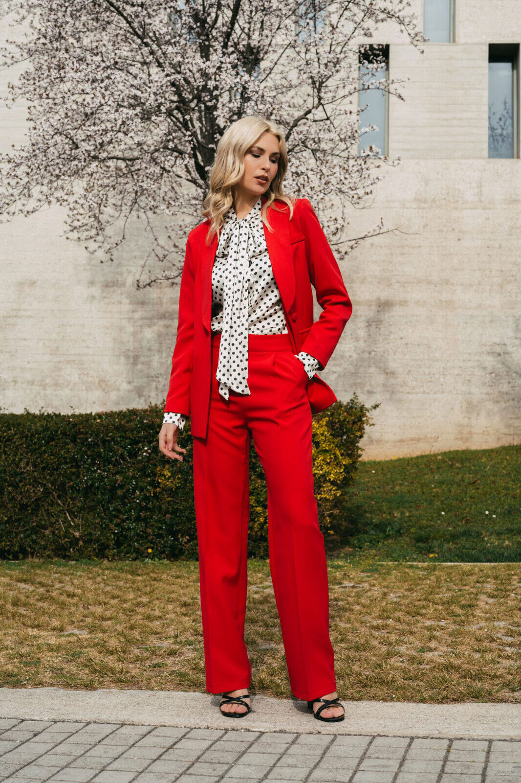 Damen 2-Teiler Blazer und Weitehose von freestyle, roter Stoffanzug in Größe M, elegant und stilvoll, Nahaufnahme des Outfits