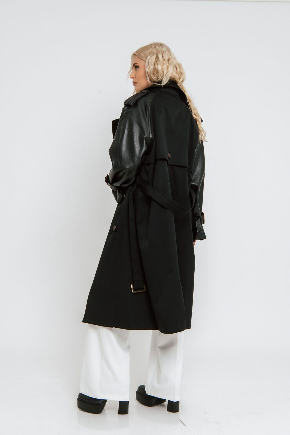 Schwarzer Damen Oversize Trenchcoat aus Lederlook von freestyle, lange Jacke mit modischem Schnitt, Größe M/L.