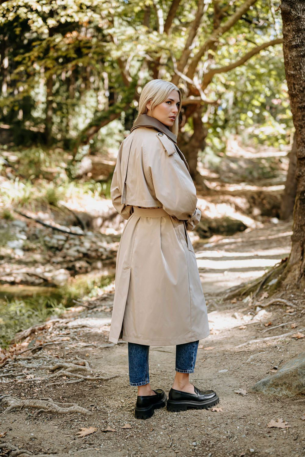 Klassischer Damen Trenchcoat mit Lederkragen von freestyle, zeitloses und elegantes Design, sichtbar mit Lederkragen und klassischen Details