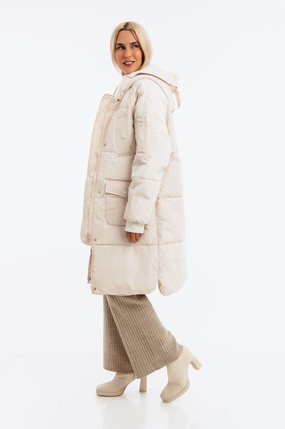 Gestepptes Damen Pufferjacke von freestyle in Silber-Grau, stylischer Mantel mit funktionaler Wärme für kalte Tage.