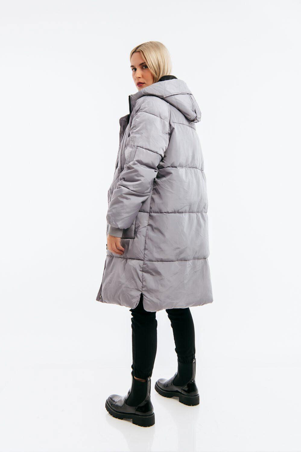 Gesteppte Damen-Pufferjacke von freestyle in Silber-Grau, stylisch und funktional, sichtbar auf einem Model in Größe S