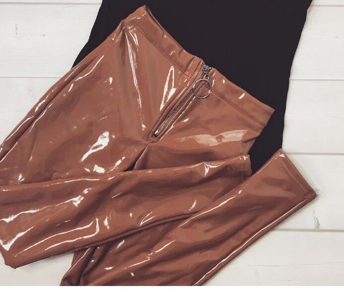 Schwarze Lackhose von La Manuel, enganliegende Röhrenhose im Lederlook mit glänzendem Vinyl-Finish, Camel, Größe XS-M