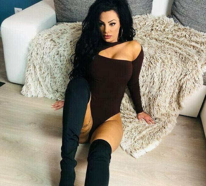 La Manuel Damen Body langarm Bodysuit mit Cut-Out-Details, Braun, XS-M, zeigt das elegante, figurbetonte Design und den Stoff.