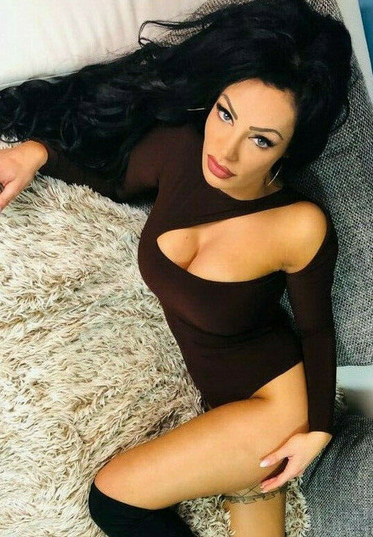 Damentorso von La Manuel, langerärmliger Body mit Cut-Out-Design, braune Bluse mit Pulli-Optik in XS-M, auf Model präsentiert