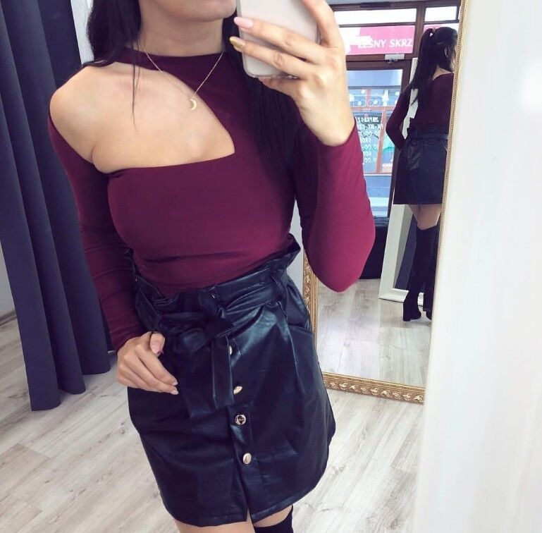 Brauner Damen Body mit Langarm, Cut-Out-Details, T-Shirt-Style von La Manuel, Passform XS-M, getragen als Pullover oder Bluse