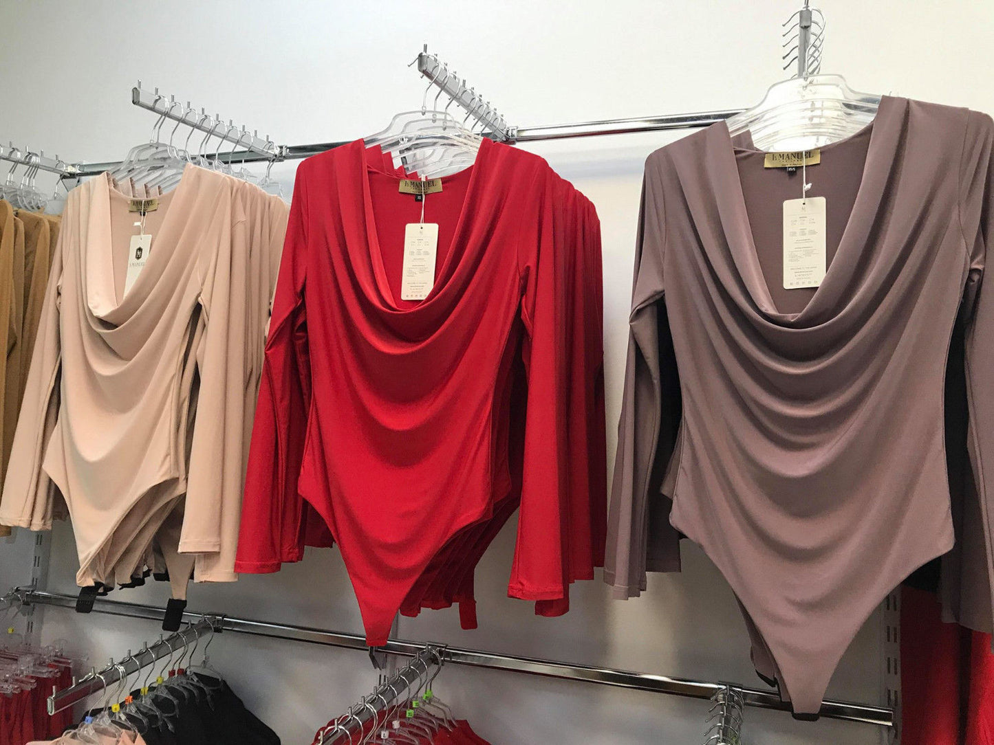 LA Damen Body Langarm Bodysuit mit Wasserfall-Ausschnitt, aus weichem Stoff, in XS-L, von La Manuel, perfekt für elegante Looks