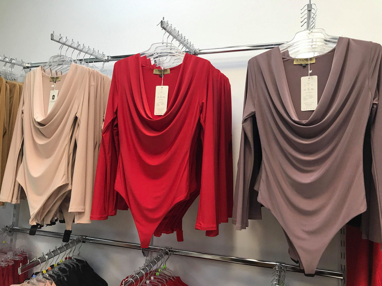 LA Damen Body Langarm Bodysuit mit Wasserfall-Ausschnitt, aus weichem Stoff, in XS-L, von La Manuel, perfekt für elegante Looks