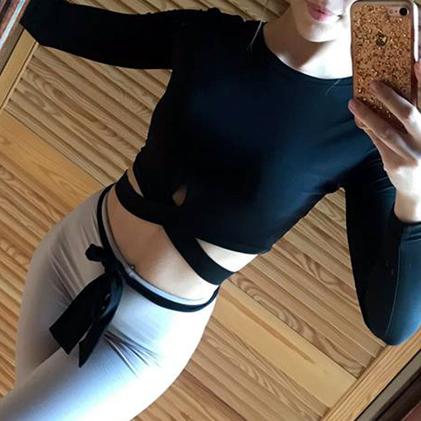 Rote LA Damen Cropped Longsleeve mit Wickel-Design, Bauchfrei, Binde-Details und stilvoller Blauschnitt von La Manuel