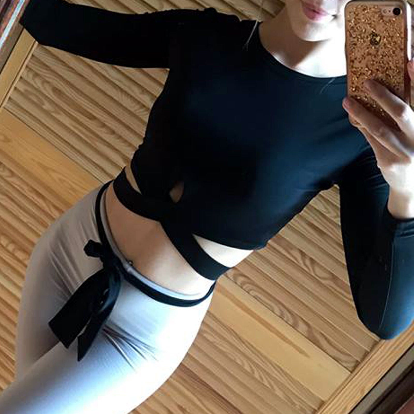 Rote LA Damen Cropped Longsleeve mit Wickel-Design, Bauchfrei, Binde-Details und stilvoller Blauschnitt von La Manuel