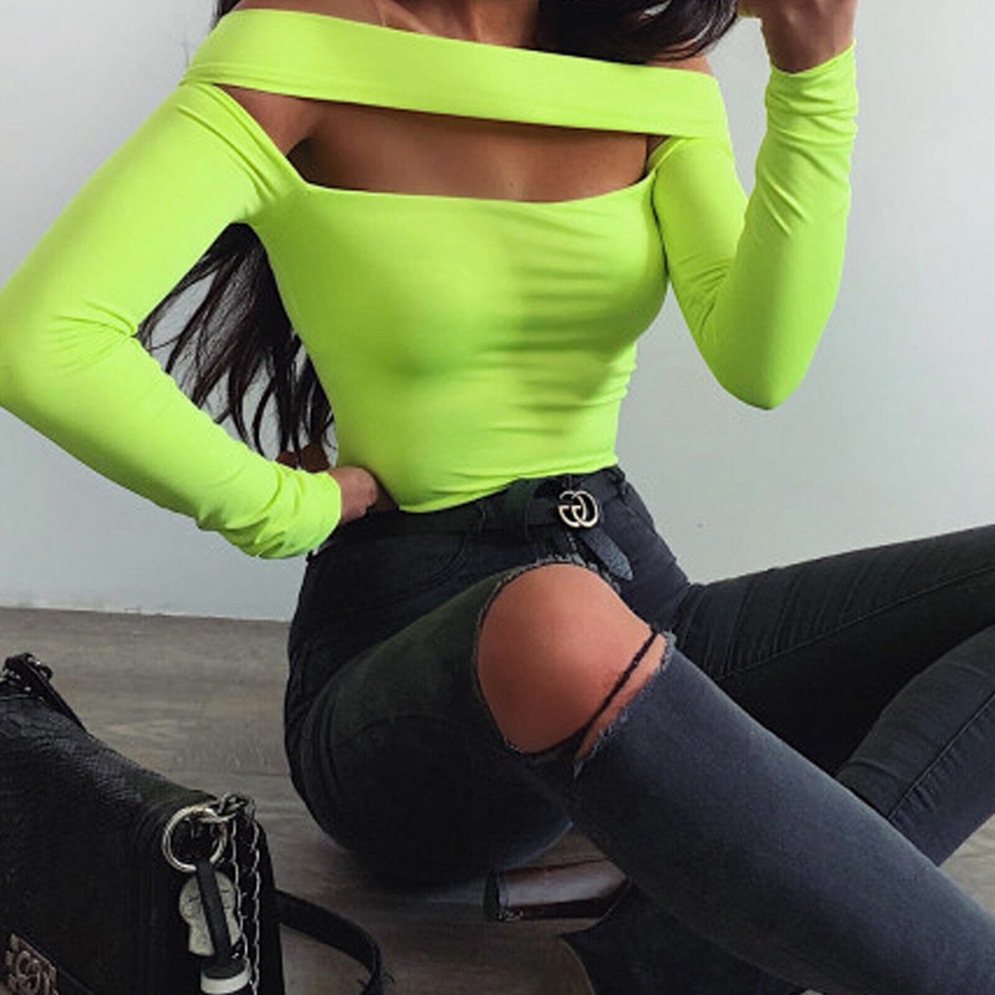 La Manuel Bodysuit aus weichem Stoff, enganliegend mit langem Arm, in Schwarz auf einem weißen Hintergrund.