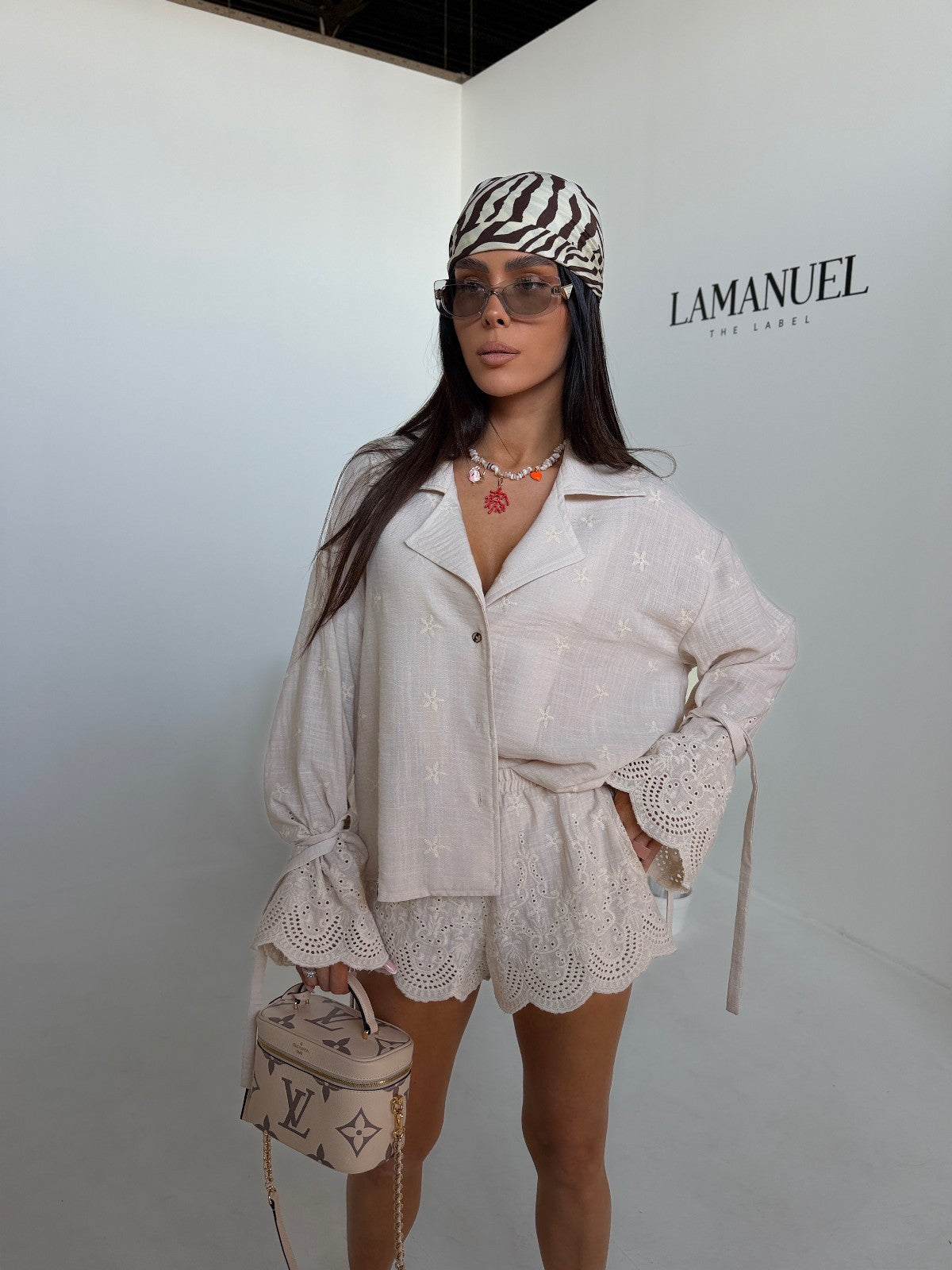 Elegantes Damen Zweiteiler-Set von La Manuel mit Spitzenbluse und Hotpants, ideal für Urlaub und Strand, luftiges Design