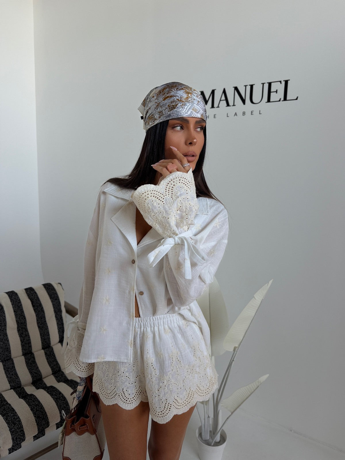 Elegantes Damen-Zweiteiler-Set von La Manuel mit Spitzenbluse und Hotpants, perfekt für Urlaub und Strand, sommerlicher Look