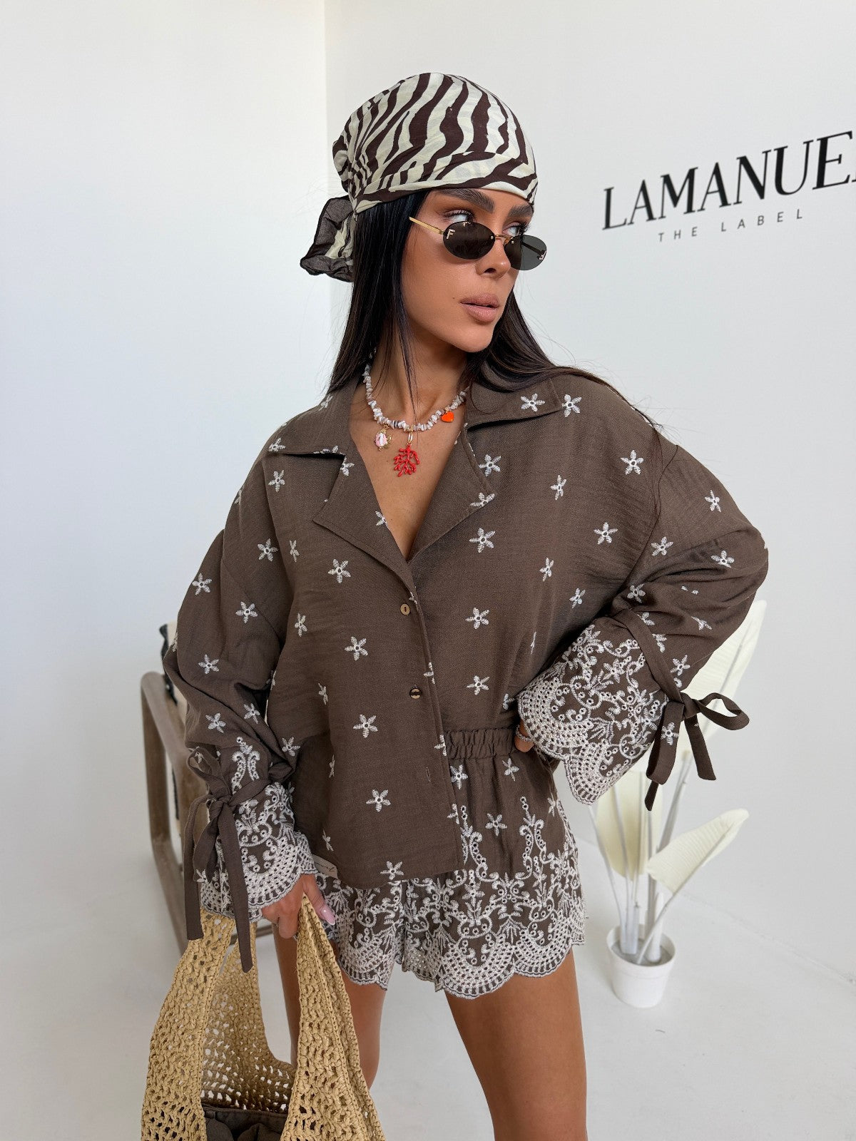 La Manuel Damen Zweiteiler Set mit Spitze, besteht aus einer eleganten Bluse und Hotpants, ideal für Strandurlaub im Sommer.