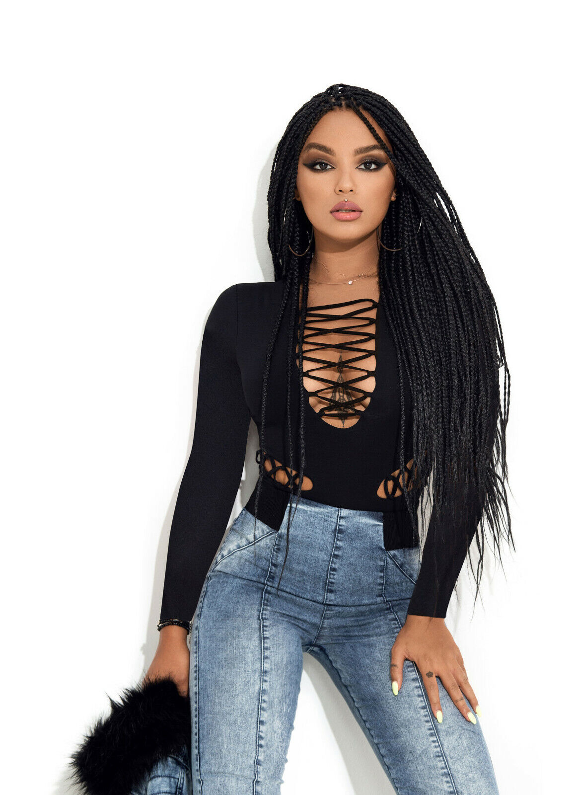 Damen-Jeansjacke und High-Waist-Jeanshose im 2-Teiler-Set von Mexton, in Größe 34, stilvoll kombiniert.