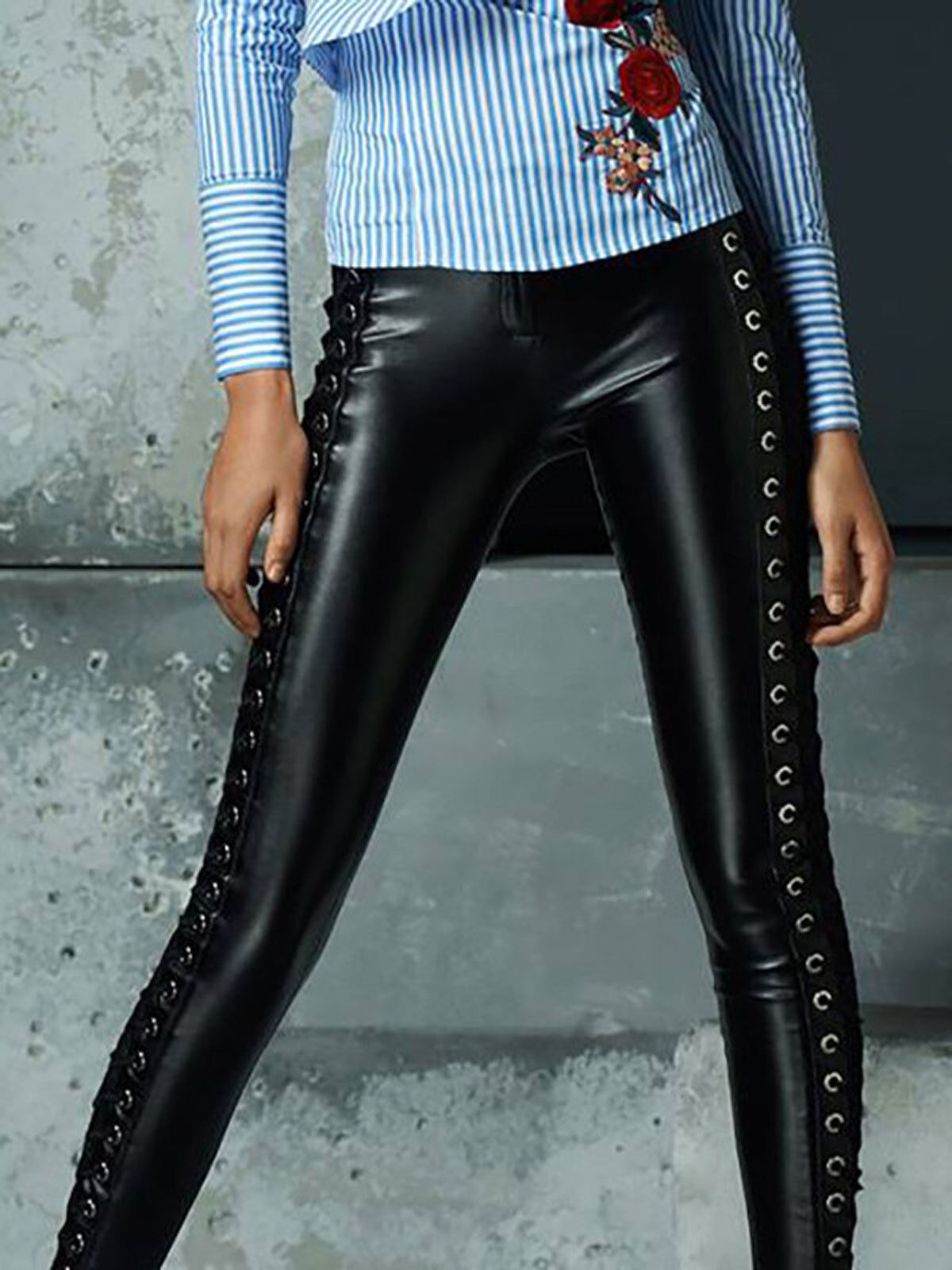 Mexton Damen Hüfthose Bikerhose aus Lederlook mit seitlicher Schnürung, in Größe 32-34, sexy und figurbetont.