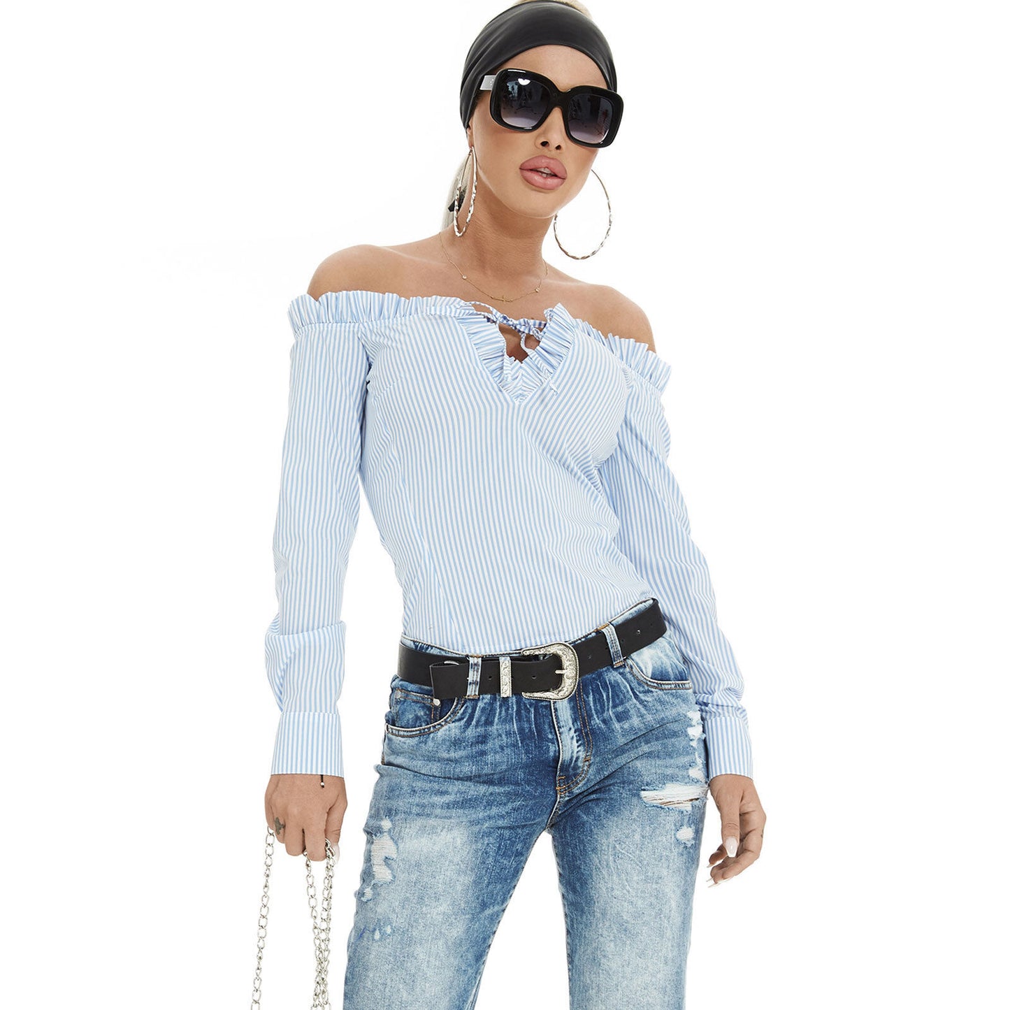 Blaue Damen High-Waist Röhrenjeans von Mexton mit Löchern und Rissen, Größe 34-36, auf einem Model getragen.