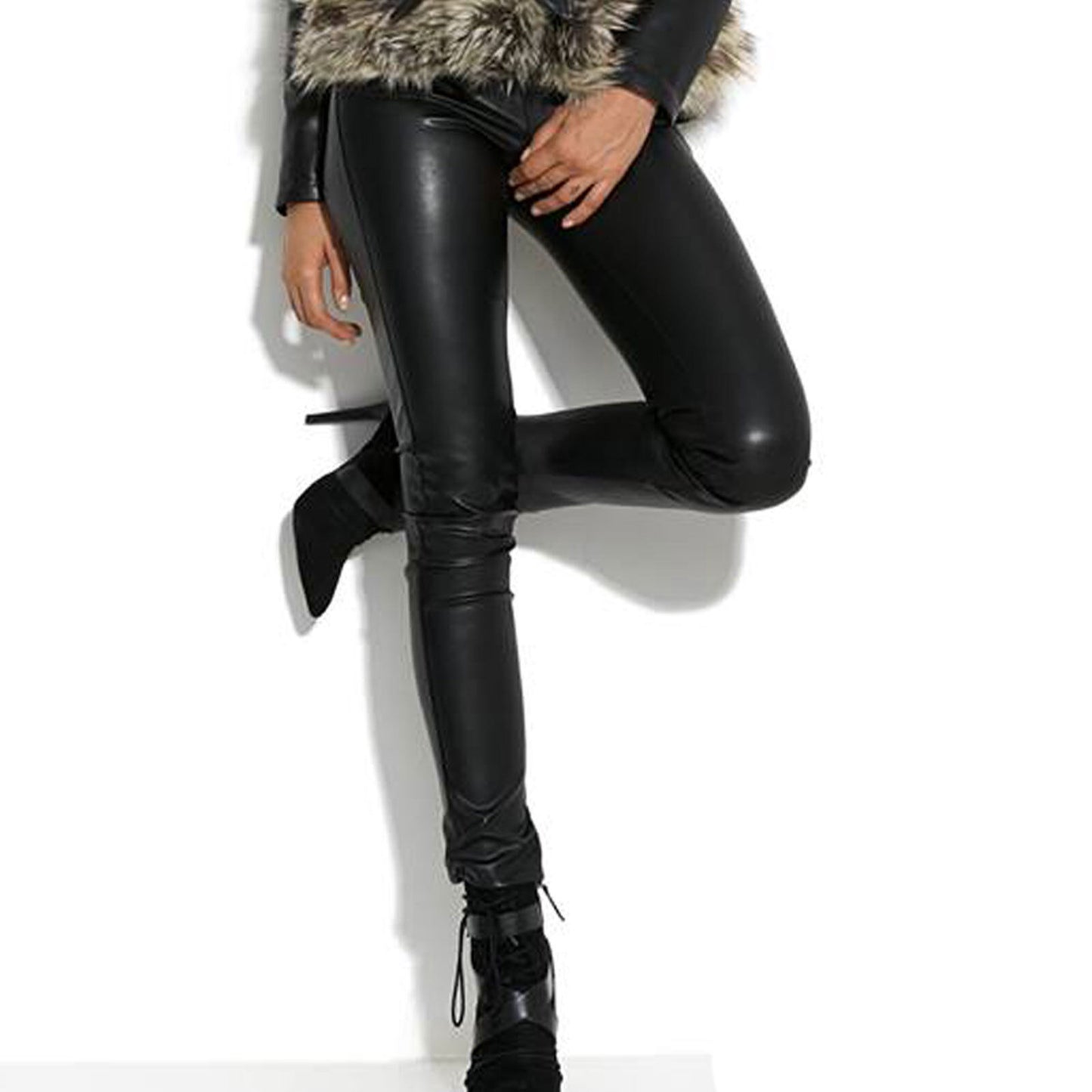 Mexton Damen Röhrenhose im Lederlook, Hüfthose im Wetlook, enganliegend, für XS bis S, modisches Damenhosen-Design