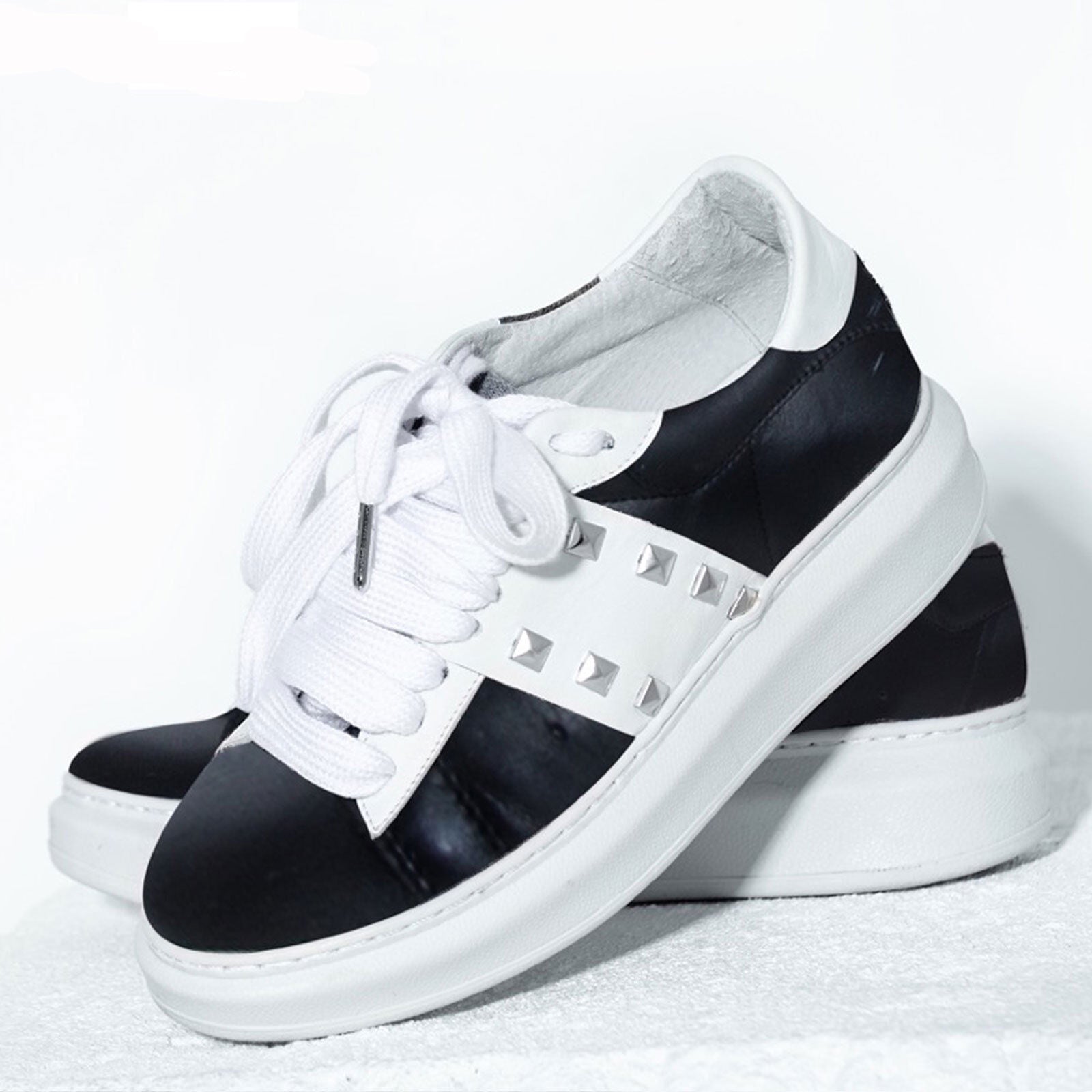 Mexton Damen Sneaker Wedges mit Nieten, Schnürschuhe aus Leder, in Größe 35-39, sportliche Turnschuhe mit trendigem Design