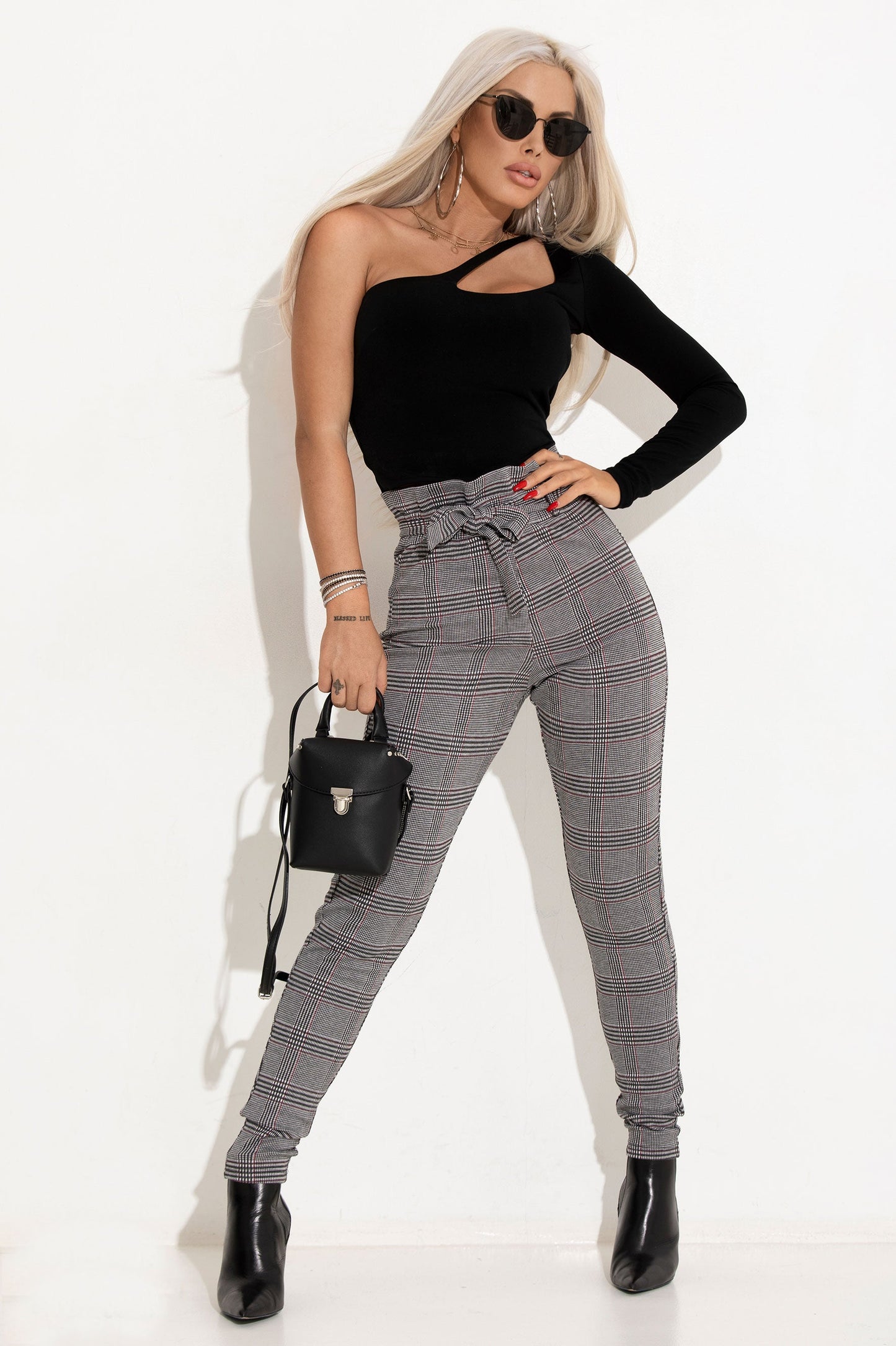 Mexton Damen High-Waist Paperbag Stoffhose kariert in XS, bequeme Hose mit hoher Taille und Karo-Muster, Blick auf den Stoff und Schnitt