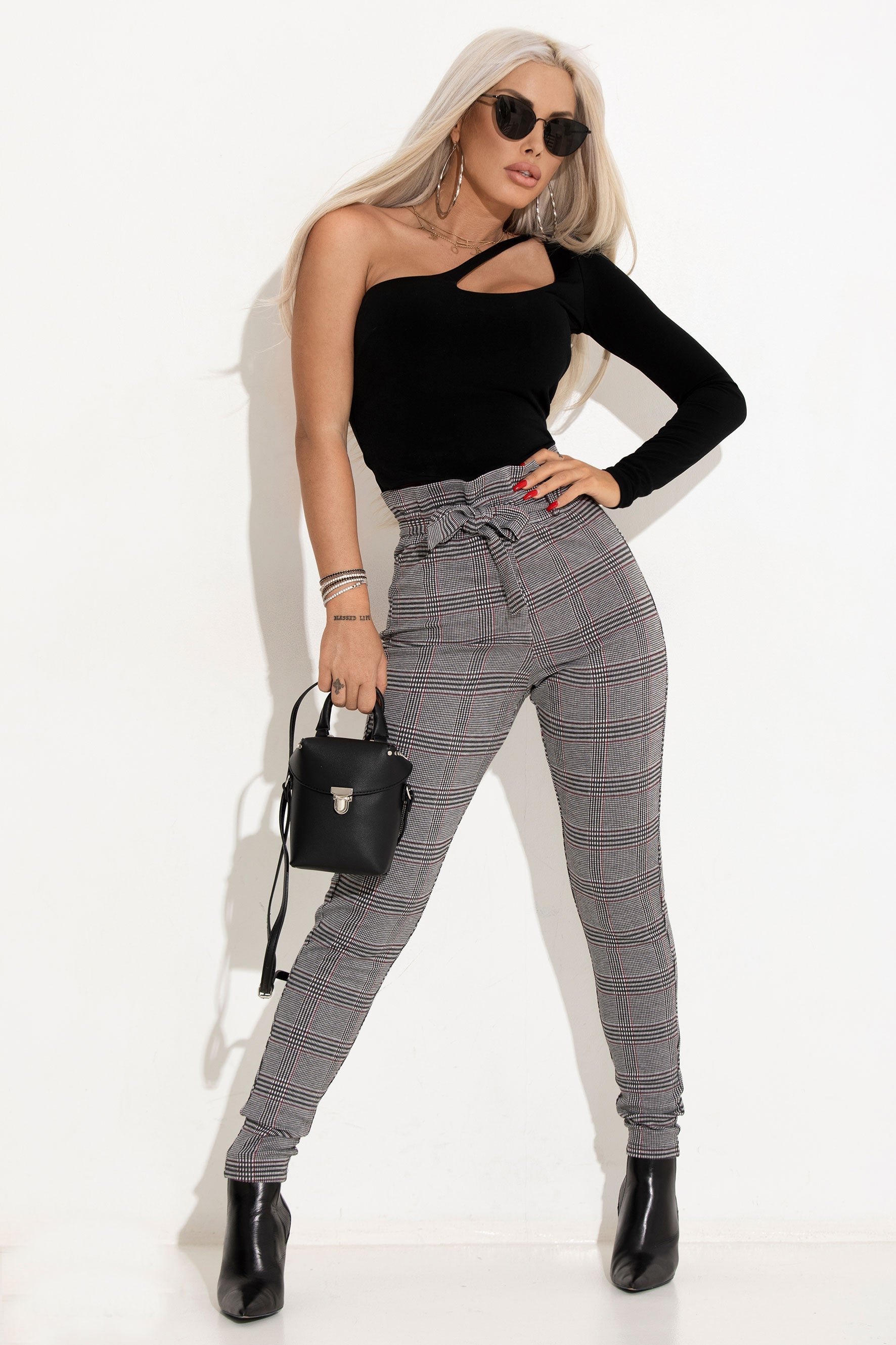 Mexton Damen High-Waist Paperbag Stoffhose kariert in XS, bequeme Hose mit hoher Taille und Karo-Muster, Blick auf den Stoff und Schnitt