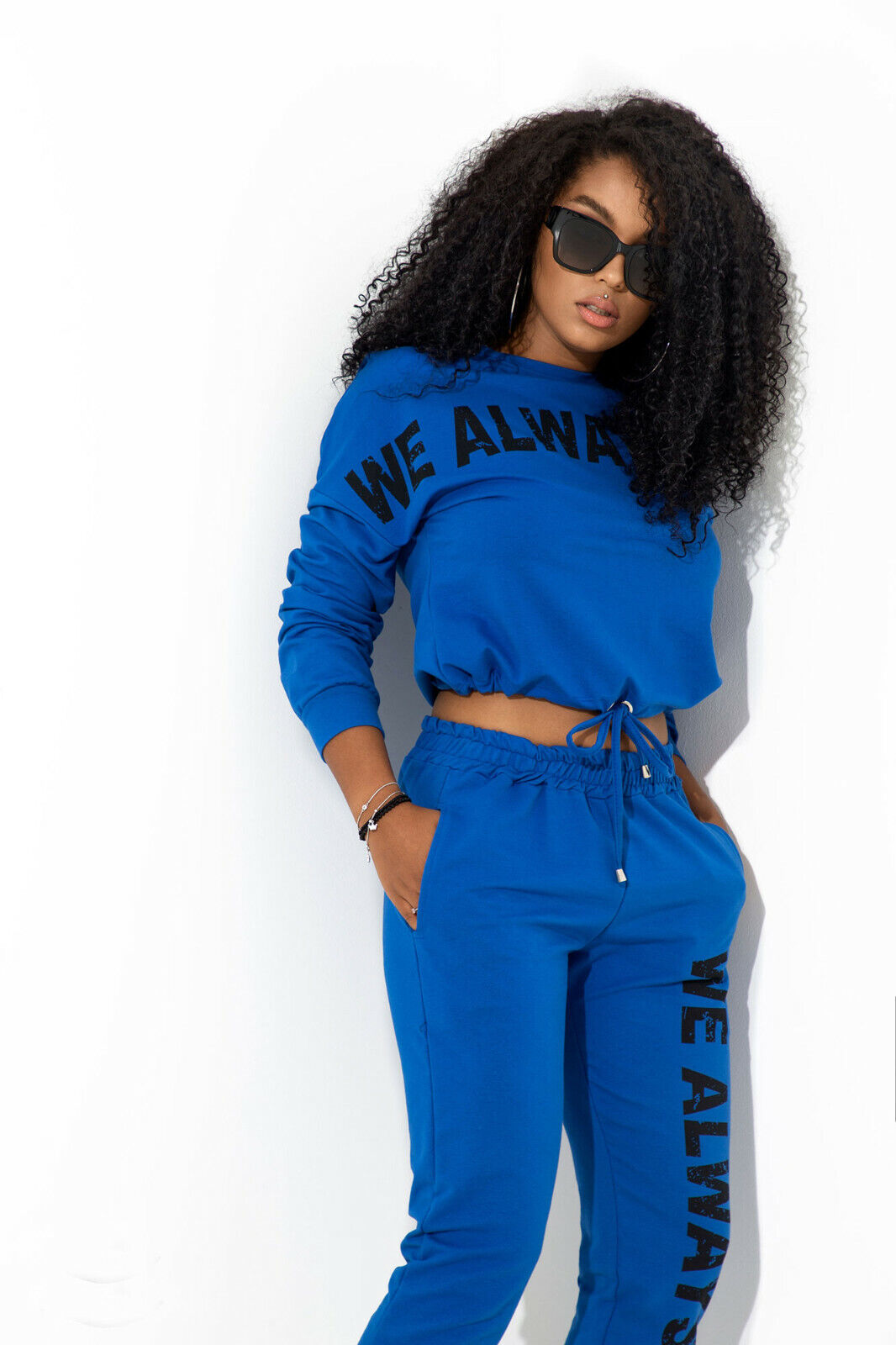 Mexton 2-Teiler Freizeitanzug in Blau mit Cropped Pullover und Jogginghose, bequem und modisch für Freizeit und Sport.