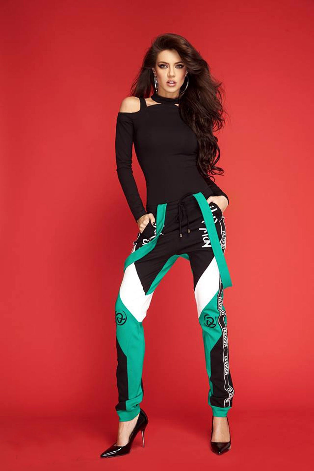 Schwarzer Damen Body von Mexton mit Cut-Out-Design, enge Passform und langem Ärmel, auf weißem Hintergrund fotografiert.