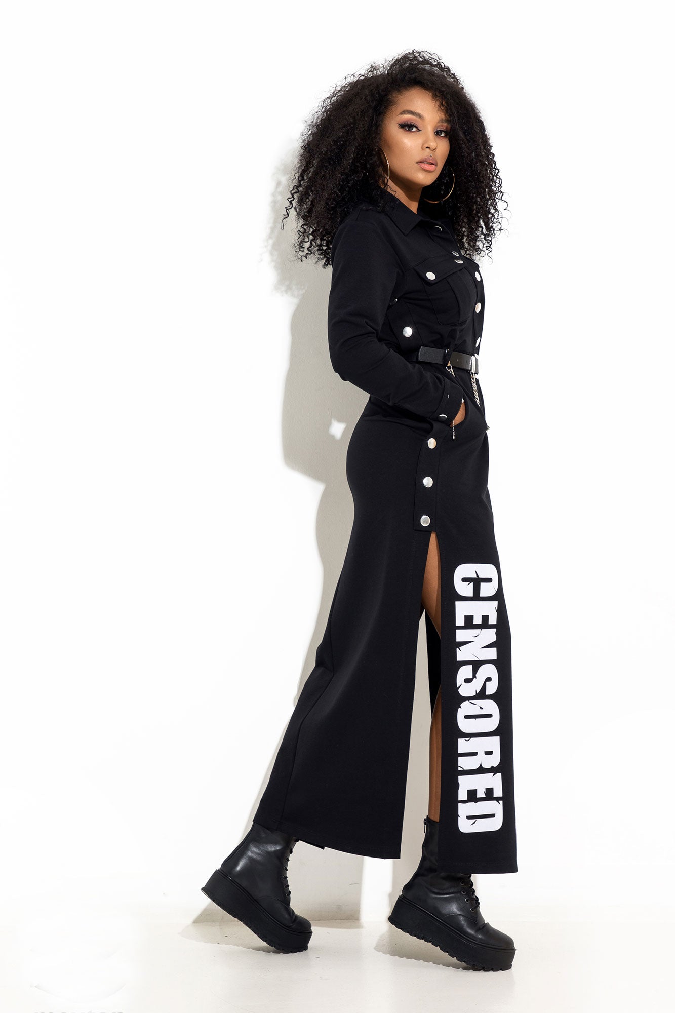 Schwarzes Damen-Midikleid von Mexton in Größe S/36, vorne sichtbar mit V-Ausschnitt und eleganter Passform.
