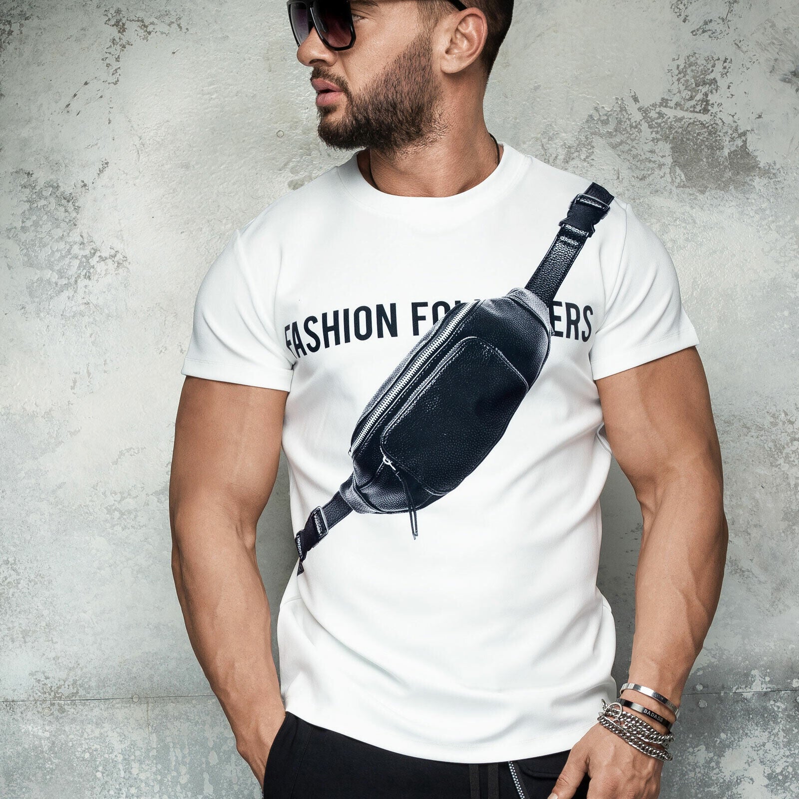 Mexton Men Herren T-Shirt mit Taschenprint, schwarzes kurzärmeliges Shirt mit Druck und Taschen vorne auf hellgrauem Hintergrund